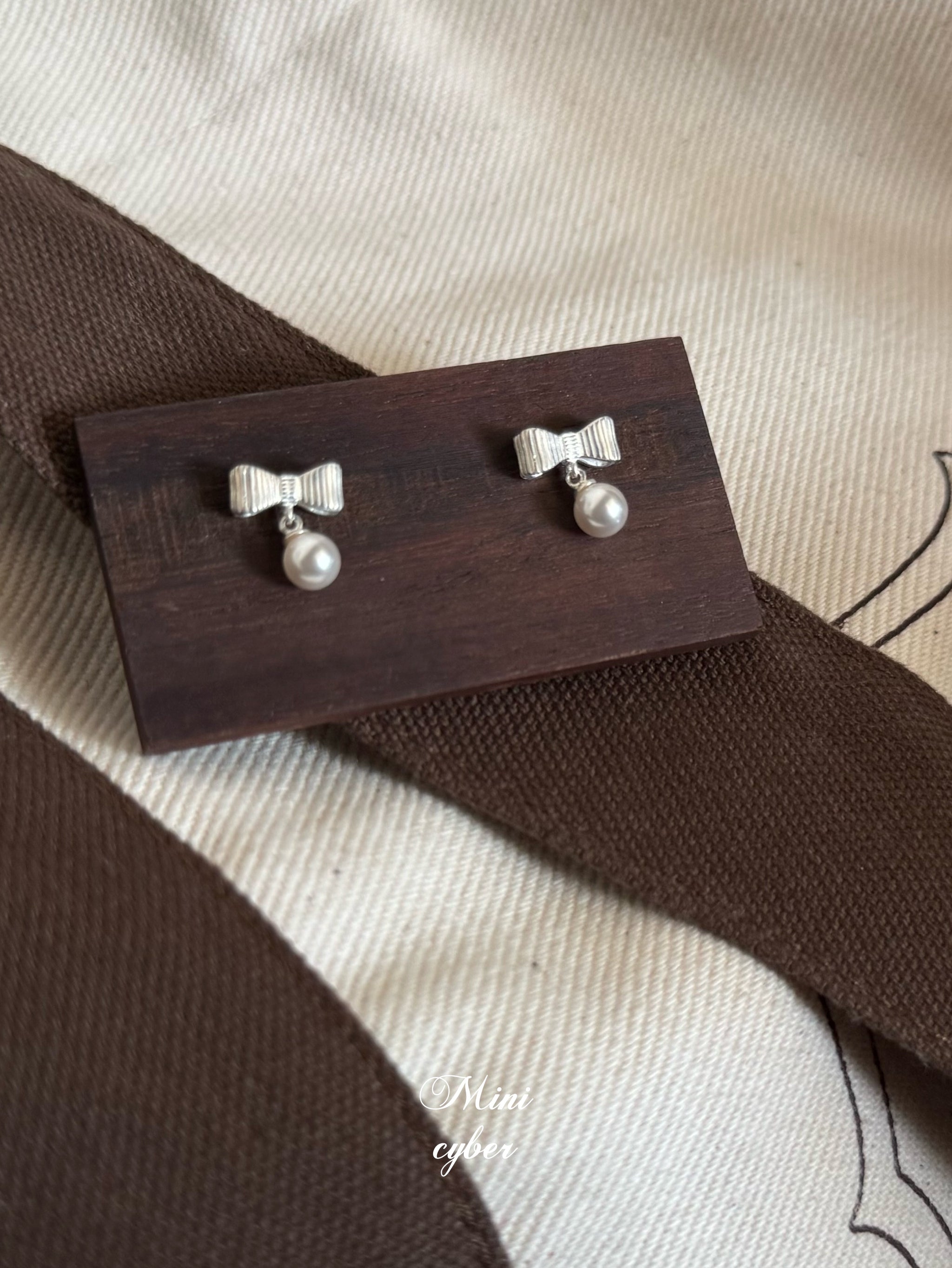 Sea Breeze Bowtie Pearl Earrings