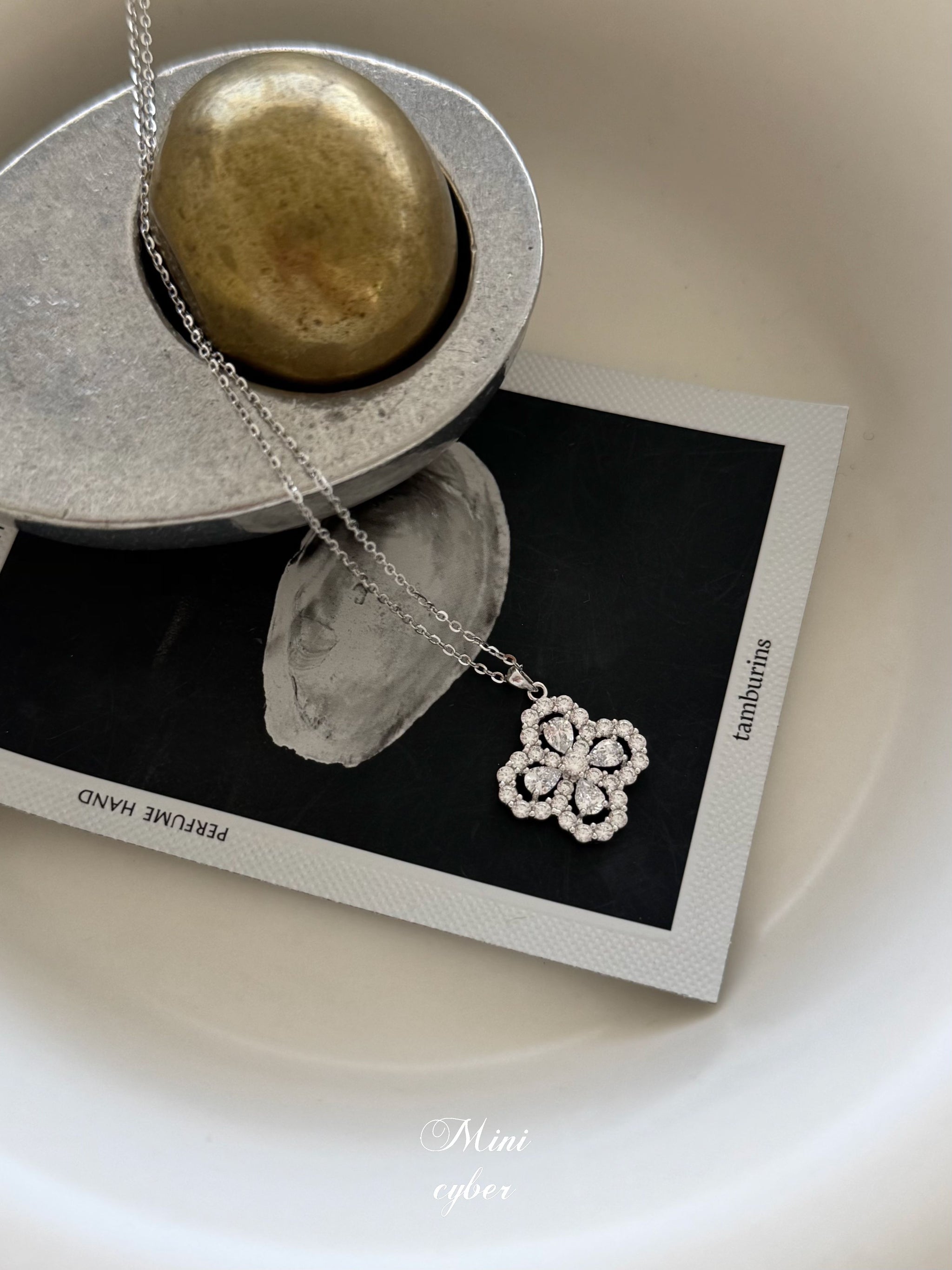 Loop Clover Zircon Necklace