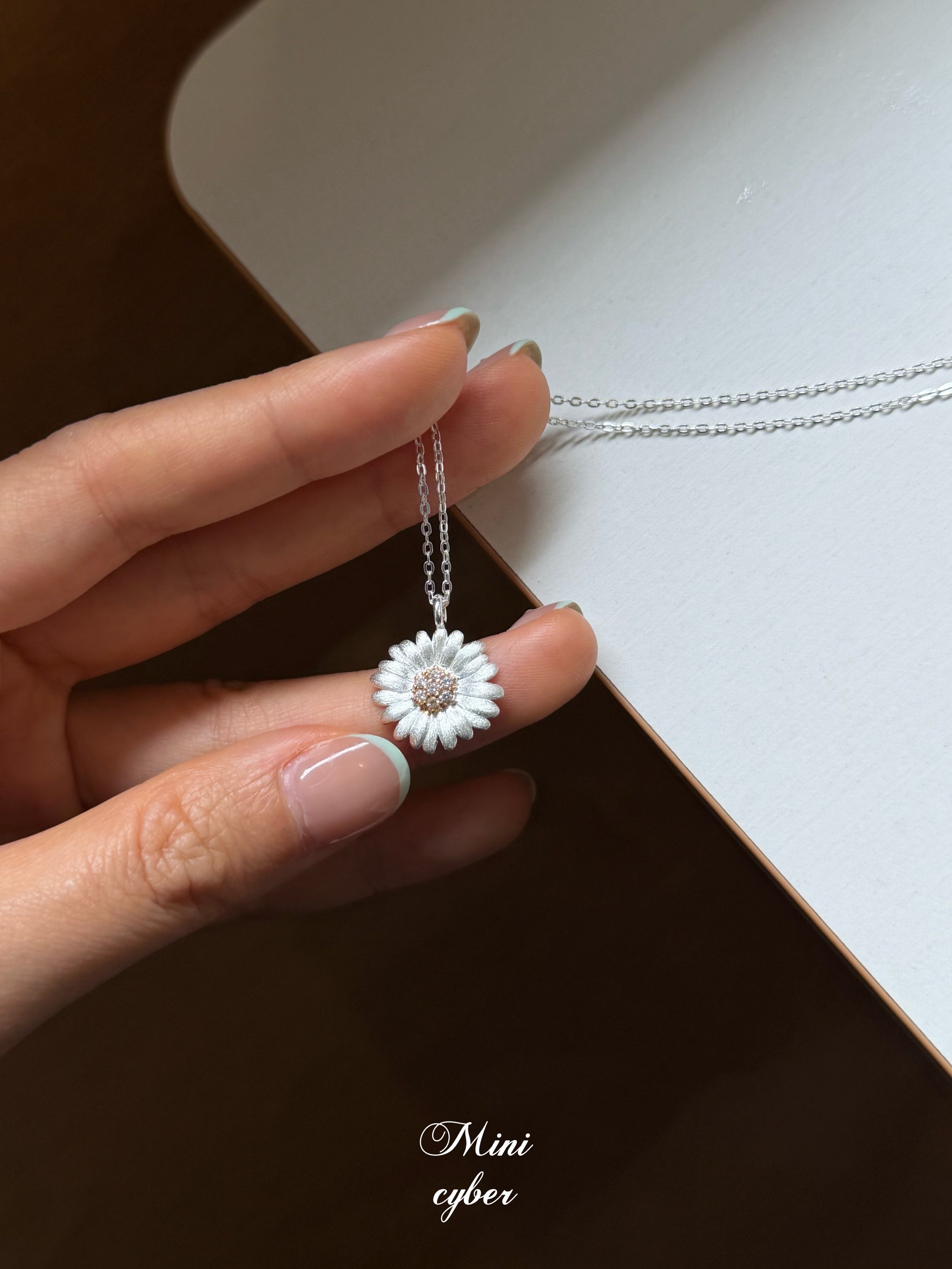 Daisy Dewdrop Necklace