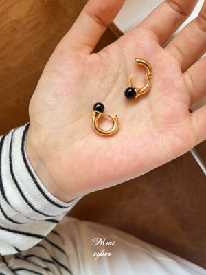 Matte Onyx U-Shape Gold Earrings